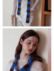 Detail eines blau-braun gestreiften flauschigen Strickschals mit Textur und Y2K-Stil