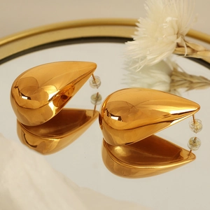 Polished teardrop earrings in 18k gold plated titanium steel on floral background
