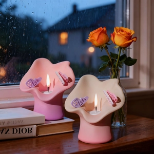 Siliconen mallen voor bloemvormige kaarshouders met vlinderdecoratie op houten tafel