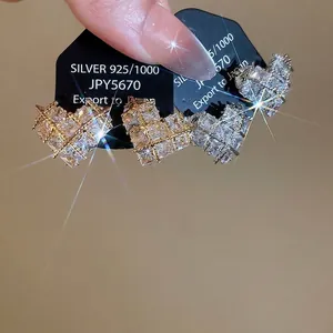 Elegante vergoldete S925 Silber Herzohrstecker mit funkelnden Zirkonia Kristallen für Damen