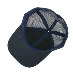 Innenansicht des atmungsaktiven marineblauen Mesh-Trucker-Huts mit verstellbarem Verschluss