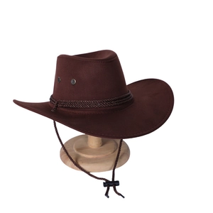 Dettaglio cappello da cowboy marrone scuro con fascia intrecciata e occhielli in metallo