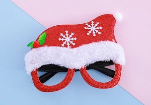 Détail de lunettes de fête de Noël avec paillettes rouges, bordure en fourrure et flocons