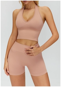 Détail de la texture côtelée et couture sans couture sur cet ensemble de yoga