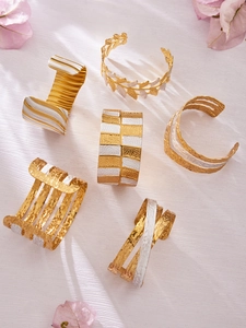 Kollektion breiter Manschettenarmbänder mit Blattgoldtexturen und hohlem Metall-Design