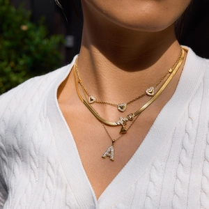 Dreilagige Goldkette mit Strass-Herzanhängern und einem Buchstaben-A-Anhänger