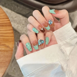 Faux ongles faits main avec cristal cœur bleu, design vert menthe et marron chocolat