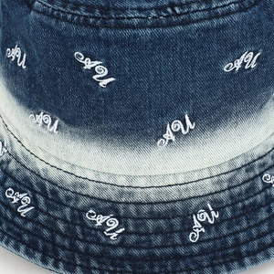 Casquette de baseball en jean bleu délavé avec broderie blanche et effet de dégradé