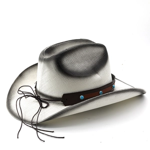 Détail d'un chapeau de cowboy en paille blanche avec clous turquoise et bord dégradé