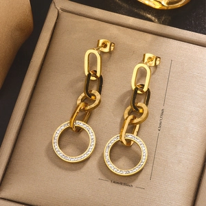 Detail von Goldketten-Ohrringen mit Strass-Anhänger und 4,5 cm Längenmaßangabe