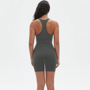 Dettaglio del set yoga grigio scuro senza cuciture con reggiseno vogatore e pantaloncini a vita alta