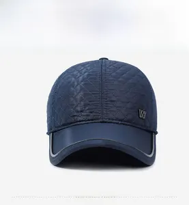 Détail d'une casquette de baseball d'hiver matelassée avec logo en métal argenté