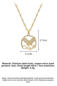 Dettaglio macro della collana in titanio dorato con pendente a farfalla Love e zirconi