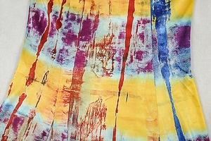 Détail macro du tissu à imprimé abstrait coloré avec texture plissée verticale et motifs