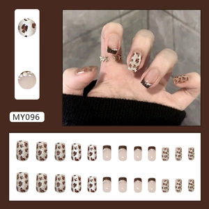 Unghie finte leopardate marroni con perle e glitter argento per stile autunnale
