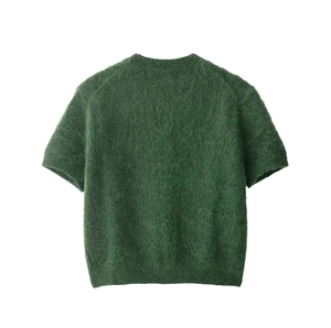 Vista posteriore di un maglione in maglia di mohair verde scuro a maniche corte