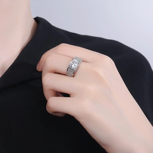 Bague pour hommes en argent avec grand cristal carré et détails en pavé de diamants