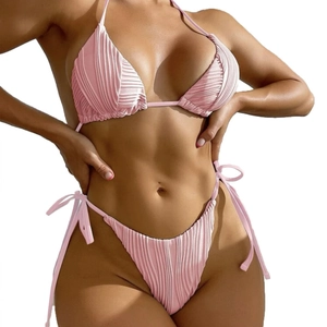 Set bikini a coste rosa con top a triangolo allacciato e slip a vita alta con laccetti