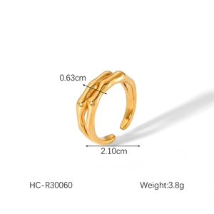 Detail view of golden 18K gold-plated bow pearl ring with measurements and weight specifications
