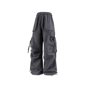 Pantaloni cargo larghi grigio scuro con tasche funzionali e lacci regolabili