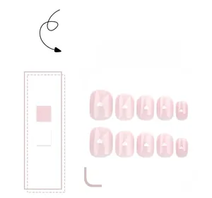Dettaglio di unghie finte lucide rosa nude con motivi minimalisti a cuore bianco