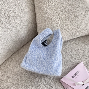 Détail du sac à main pelucheux bleu à motif léopard avec doublure intérieure à carreaux
