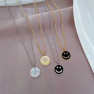 Minimalistische Smile-Halsketten aus Titanstahl auf rosa Seide in Gold und Silber