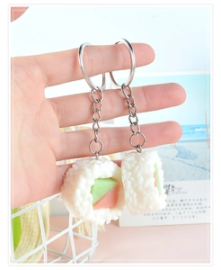 Vista dettagliata di portachiavi a forma di sushi realistici in materiale PVC