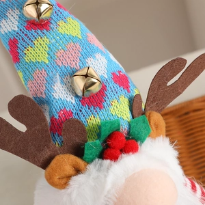 Gnome de Noël lumineux avec chapeau bleu à cœurs et bois pour décoration de fête