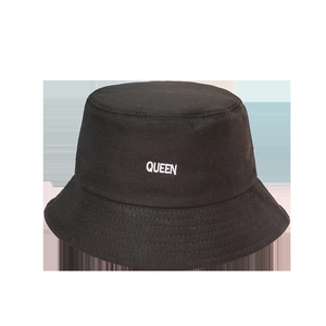 Bob classique en coton noir avec broderie QUEEN blanche de style minimaliste chic