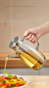 Close-up of 1000ml glass oil bottle with stainless steel lid and scale markings