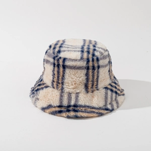 Dettaglio cappello alla pescatora a scacchi in peluche con soffice pelliccia sintetica