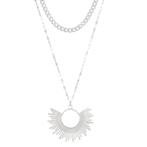 Gros plan détaillé du collier double rang argenté avec pendentif soleil et chaînes fines