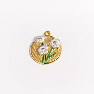 Detail eines runden goldenen Anhängers mit weißen Gänseblümchen und grünen Emaille-Blättern