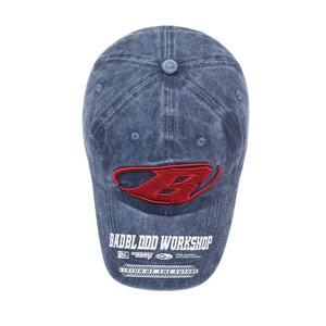 Casquette de baseball en jean bleu délavé vintage avec broderie B rouge et style urbain