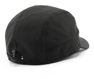 Dettaglio del cordoncino elastico regolabile su un cappello nero ad asciugatura rapida