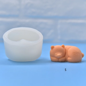 Dettaglio macro dello stampo in silicone per orso polare S e orso dormiente arancione