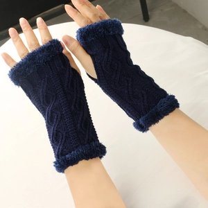Détail de mitaines en maille torsadée bleu marine avec bordure en peluche pour l'hiver