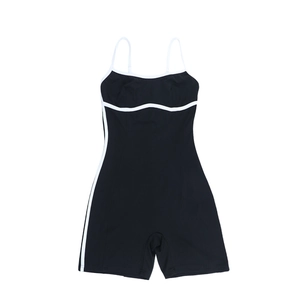 Dettaglio del body nero slim-fit con profili bianchi a contrasto e spalline sottili