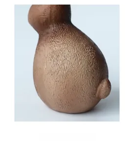 Gros plan sur la texture détaillée en imitation fourrure d'un lapin décoratif brun