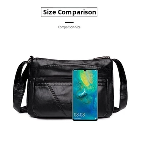 Comparaison de taille d'un sac bandoulière noir multi-poches avec un smartphone