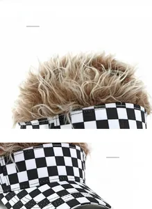 Dettaglio del cappello con parrucca a scacchi, trama dei capelli e visiera curva regolabile