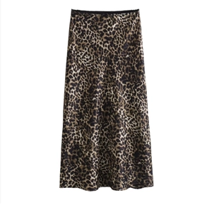 Detailweergave van luipaardprint midi-rok met een elegante glanzende satijnen stof