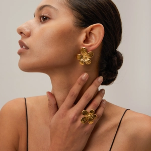 Ensemble boucles d'oreilles et bague fleur dorée avec texture métallique vintage