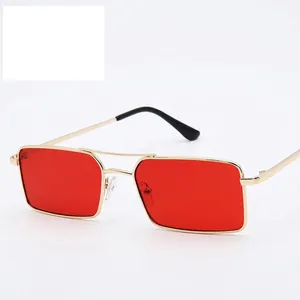 Klassieke retro zonnebril met goudkleurig metalen frame en rode rechthoekige glazen
