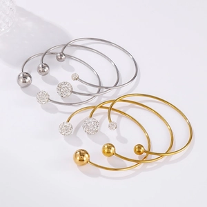 Bracelet jonc en C avec sphères en cristal doré et argenté sur fond blanc