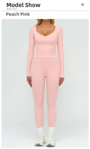 Vue de face de l'ensemble de yoga tricoté rose pêche avec haut manches longues et legging