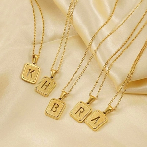 Colliers élégants en acier inoxydable plaqué or 18K avec pendentifs carrés gravés