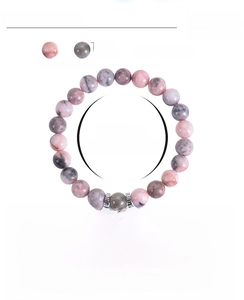 Détails macro du bracelet en perles de pierre zèbre rose et pierre de lune avec taille