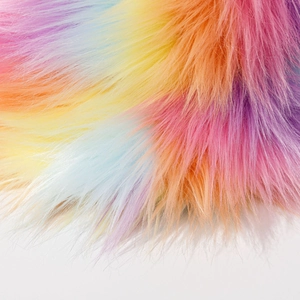 Bob en peluche à poils longs aux couleurs de l'arc-en-ciel avec une texture très douce